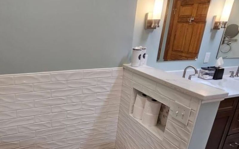 Tiled half wall with a built-in niche and vanity